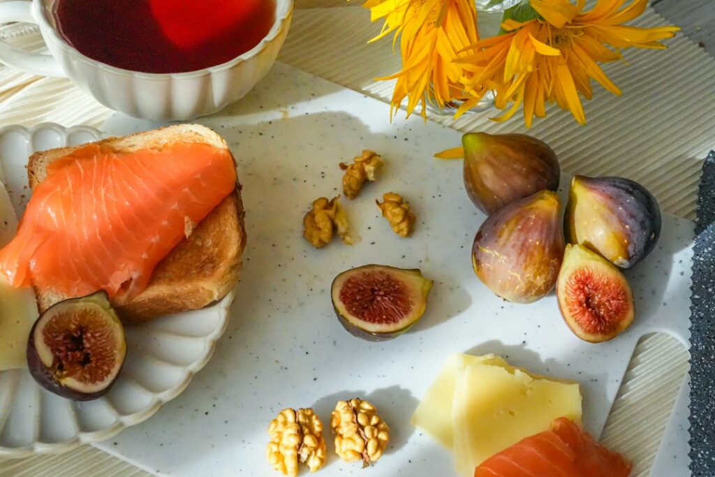 Mesa preparada con alimentos para compartir