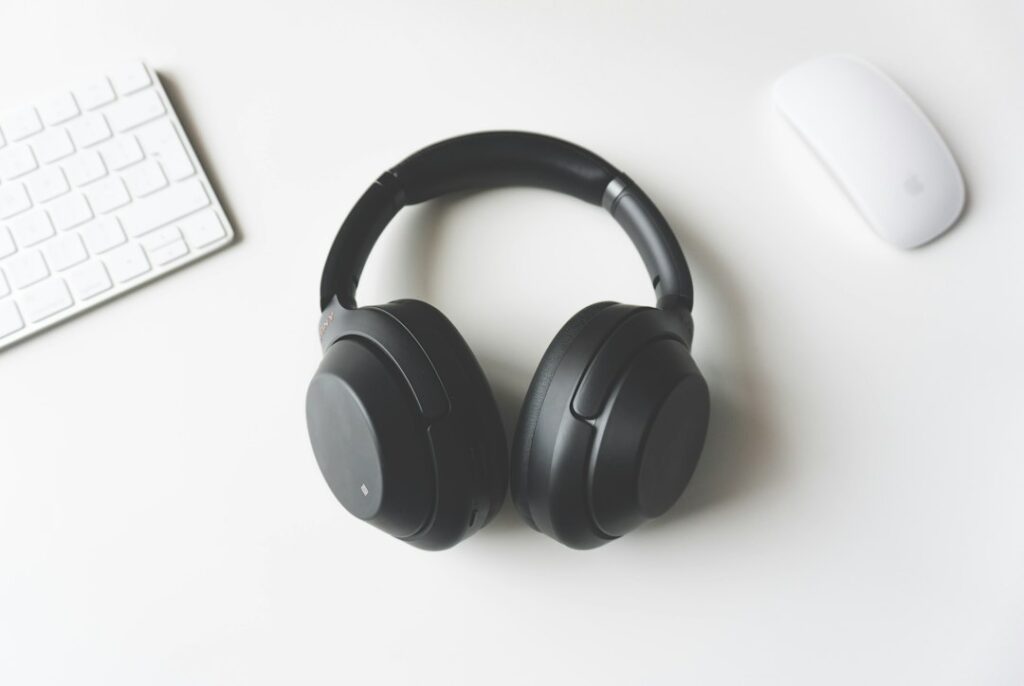 Dispositivos y accesorios electrónicos sobre una mesa